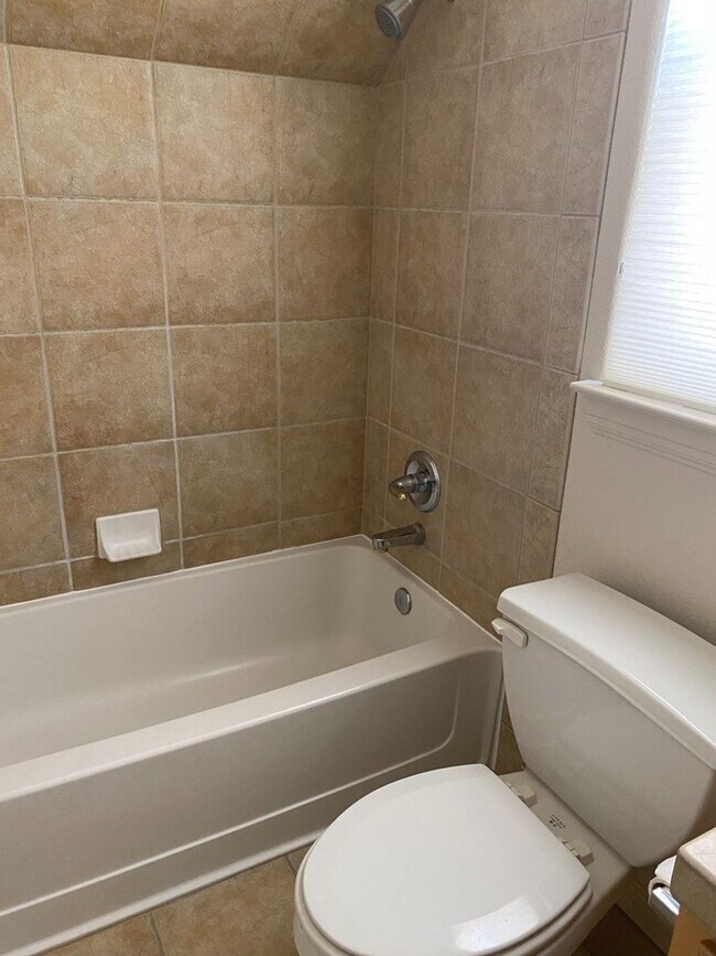 Building Photo - Beautiful 4 bedroom 3.75 bath in gated com...