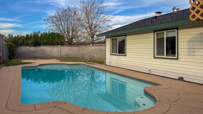 Building Photo - Move-In Ready 3-Bedroom with Pool / Lawn and Pool Service Included!