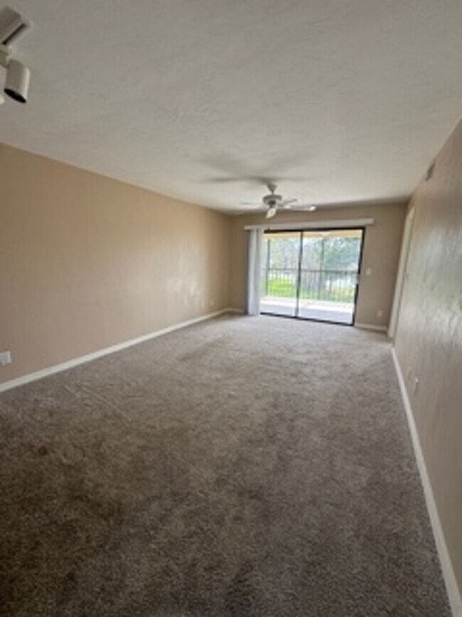 Building Photo - 2 bedroom 2 bathroom Annual Rental in Davi...