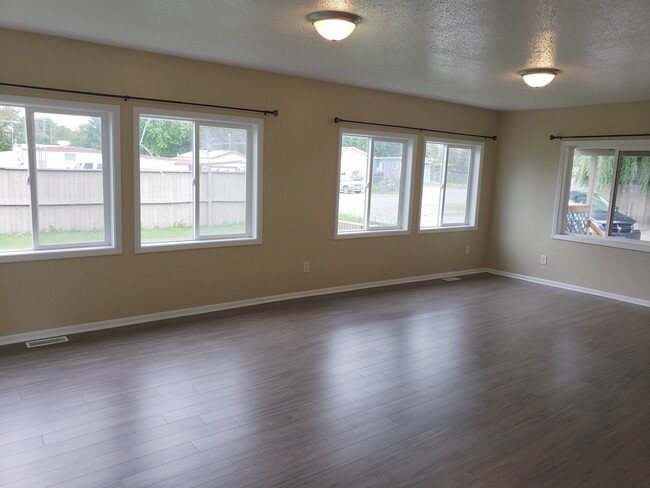 Building Photo - Spacious 3 bedroom, 2 bath Mobile.