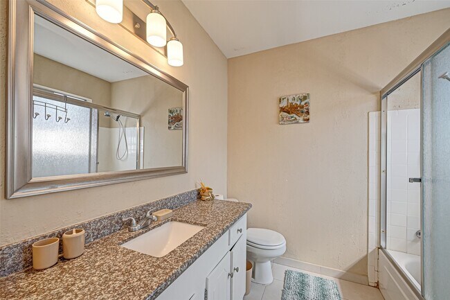 Building Photo - 2121 Fountain View Dr