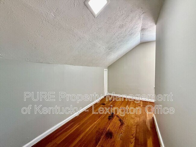 Building Photo - 829 Darley Dr