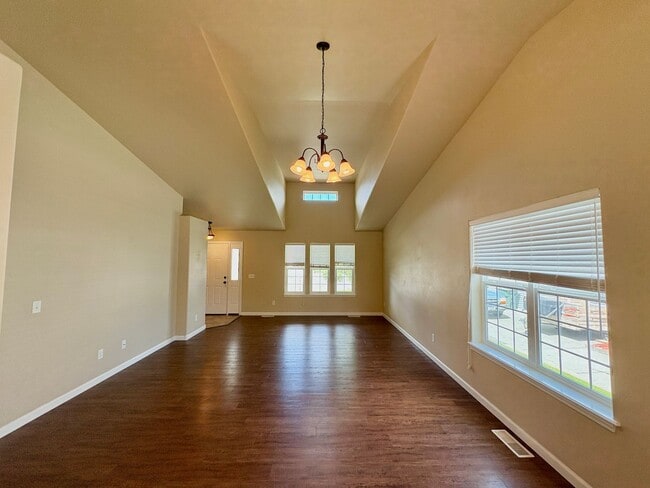 Building Photo - Beautiful 3 bedroom 2 bathroom home locate...
