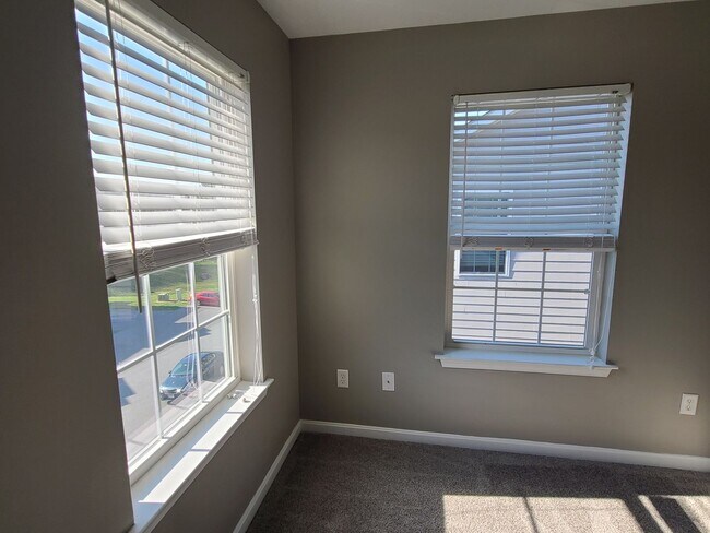 Building Photo - 3 bedroom,  2 1/2 bath town home in Waynesboro PA END UNIT