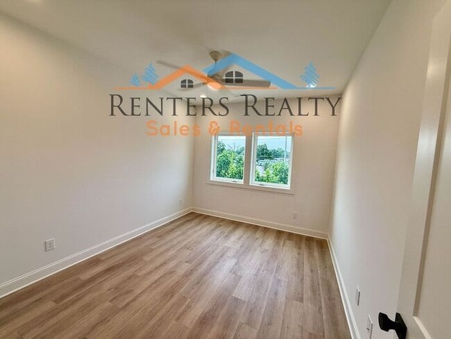 Building Photo - Stunning 3 Bedroom with Rooftop Terrace