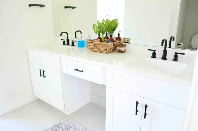 Building Photo - 2304 Live Oak St