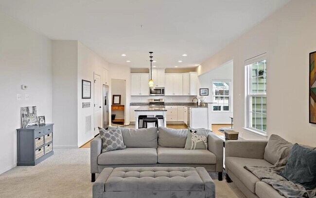 Building Photo - Beautifully maintained SFH in convenient F...