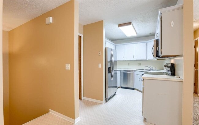 Building Photo - Townhome Available in Bellevue