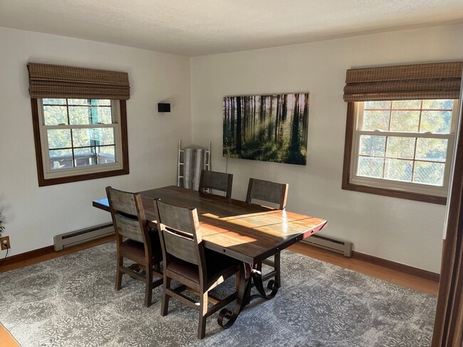 Building Photo - Charming Emerald Hills Home