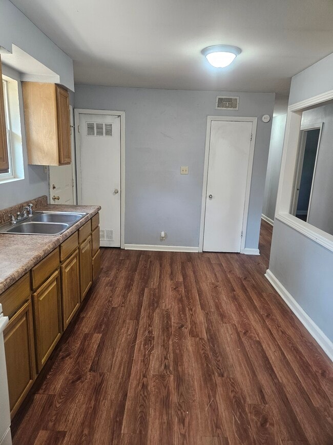 Building Photo - 2213 Fairfield Dr