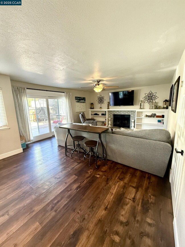 Building Photo - 319 Flagstone Ct