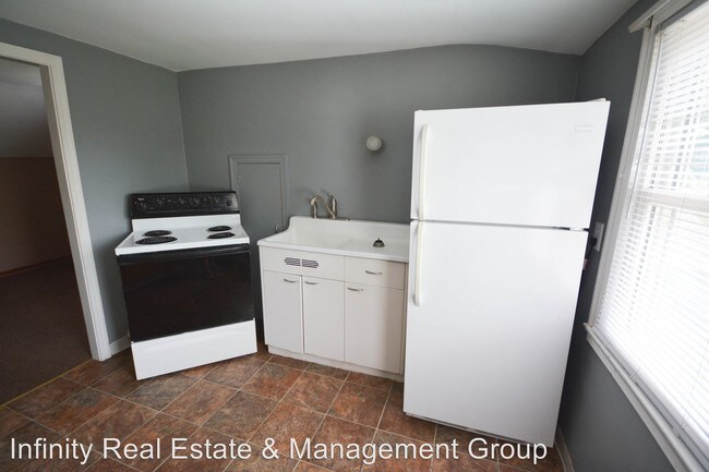 Building Photo - 114-11-1/2 11 1/2 St SE