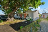 Building Photo - Newly remodeled house in a private locatio...