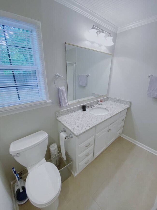 Building Photo - 12005 Greenleaf Dr SE