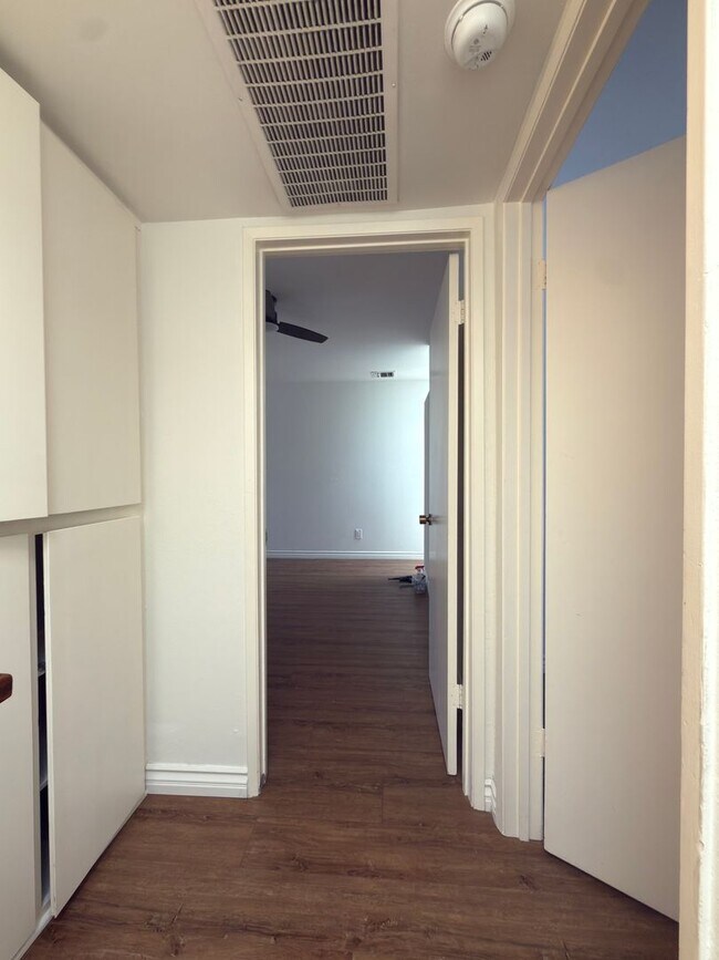 Building Photo - DESIRABLE TWO BEDROOM TWO BATH HOME IN STUDIO CITY