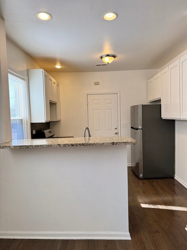 Building Photo - 1748 N Austin Ave