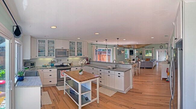 Building Photo - Beautiful 3 Bedroom, 2 Bathroom Remodeled Home & Solar!