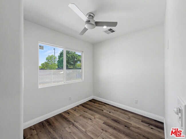 Building Photo - 5035 Zelzah Ave