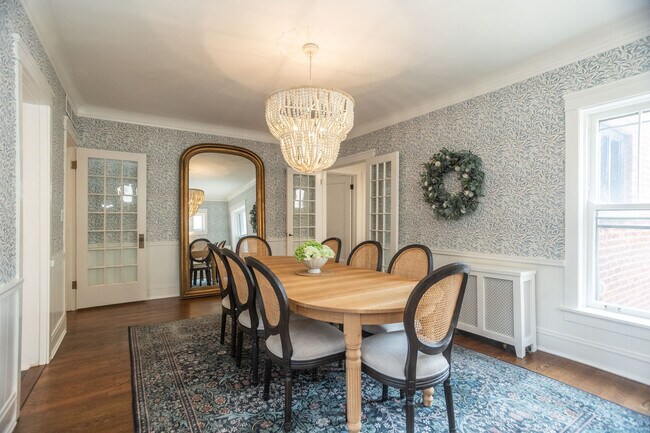 Building Photo - 901 W Ainslie St