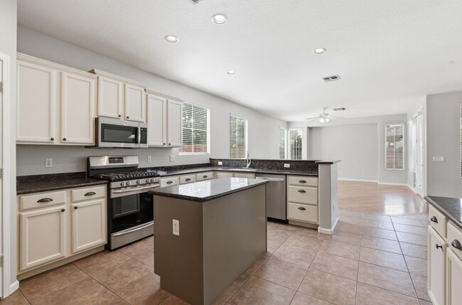 Building Photo - 3565 E Vaughn Ct