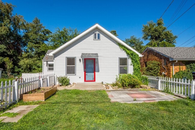 Building Photo - MOVE IN TODAY TO THIS UPDATED 3 BEDROOM HOUSE IN MOON TOWNSHIP! Move-in gift available, a brand-n...