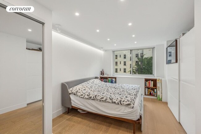 Building Photo - 275 W 96th St