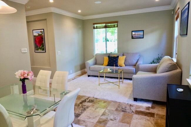 Building Photo - Modern House Near Downtown