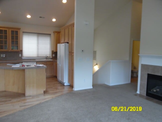 Building Photo - 325 NW Cypress St