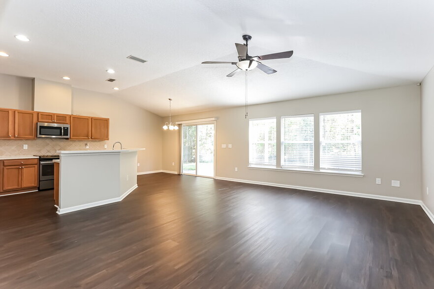 Building Photo - 75245 Ravenwood Dr