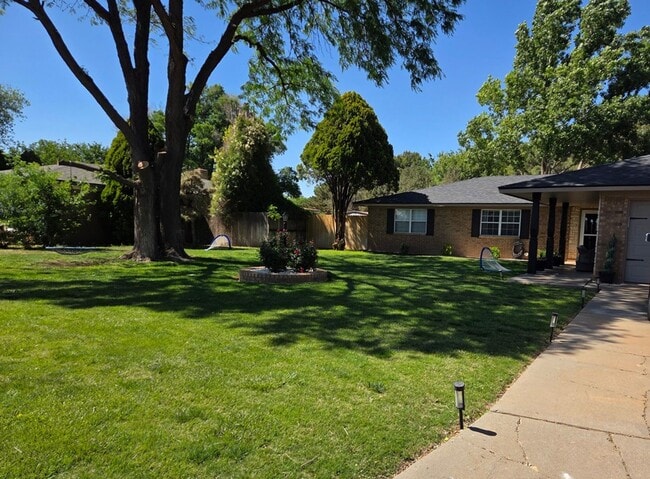 Building Photo - Stunning 3bd/2ba home with gorgeous yard and bonus living space! Coming Soon!