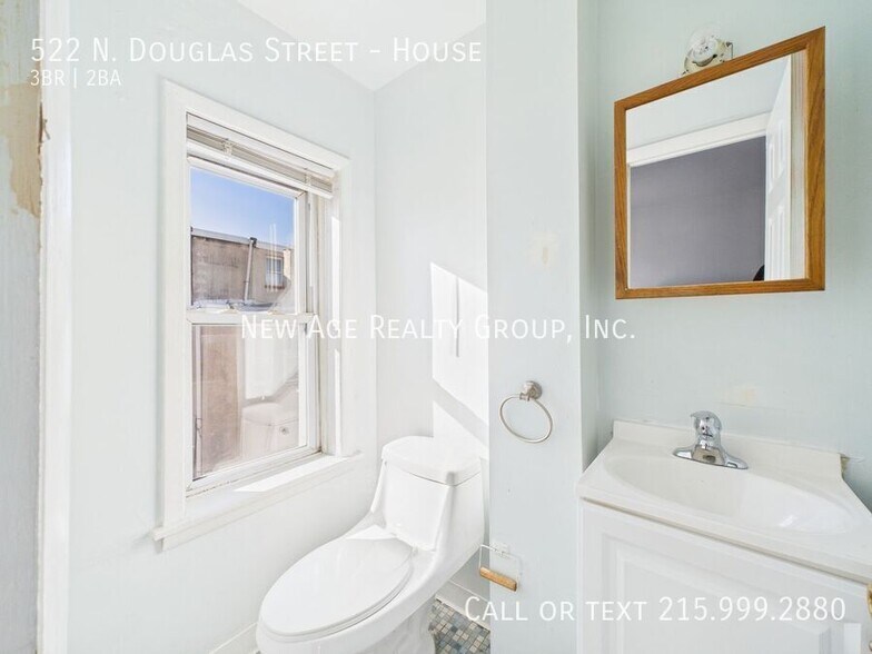 Building Photo - 522 N Douglas St