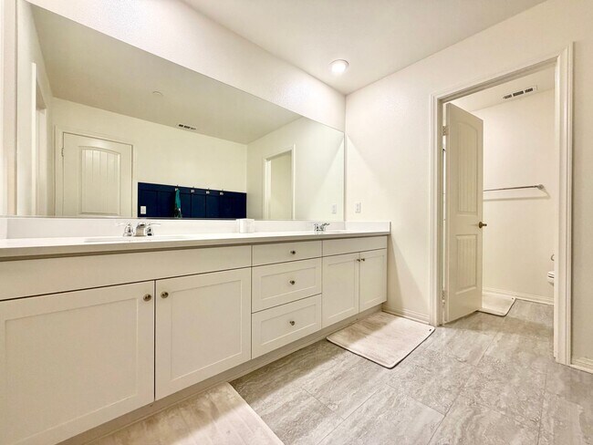 Building Photo - Resort-Style Pool Home with Mother-in-Law Suite,  RV Access & Included SOLAR Near Heritage Lake