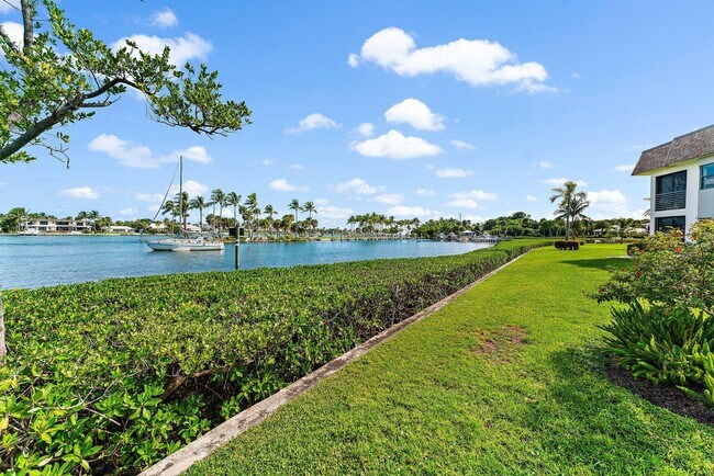 Building Photo - 755 Saturn St