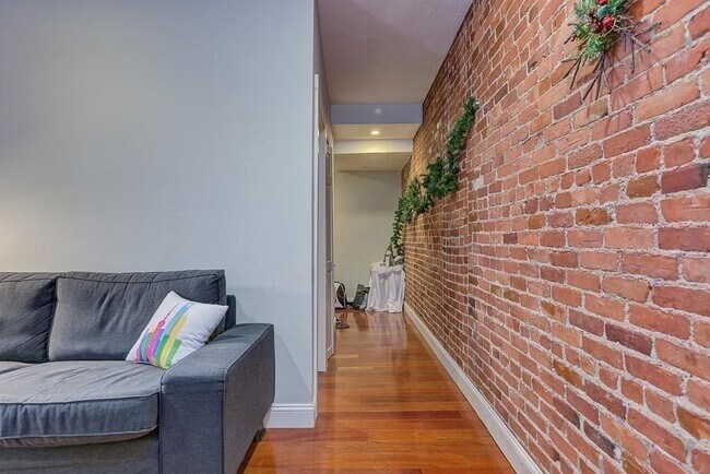 Building Photo - NO FEE - Renovated Two Bed Near Northeastern