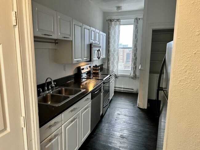 Building Photo - 304 Main St