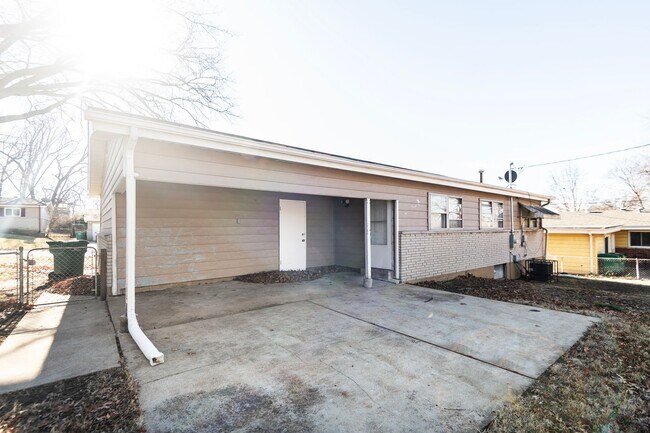 Building Photo - Amazing 3 Bedroom 1.5 Bathroom Home