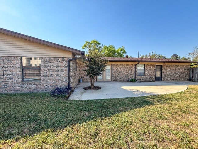 Building Photo - 610 Creek Dr