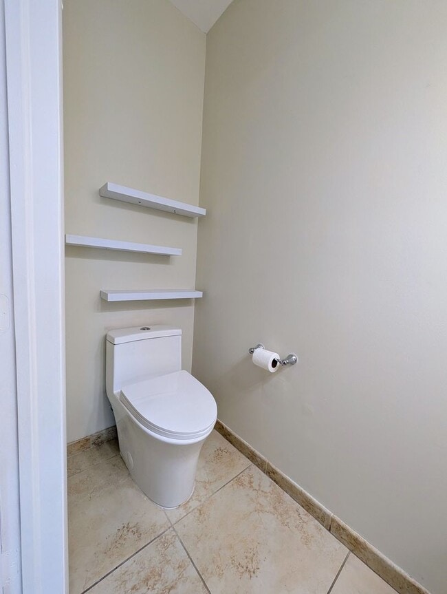 Building Photo - Modern 1BR/1BA Condo with 2 Parking Spaces – Prime Coral Gables Location