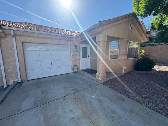 Building Photo - Fully Furnished Desert Dream Townhome!