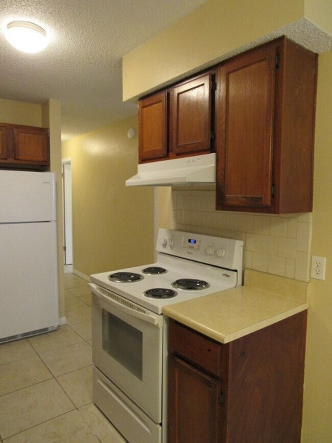 Building Photo - Convenient to Navy Federal & Pine Forest/Nine Mile Road area!
