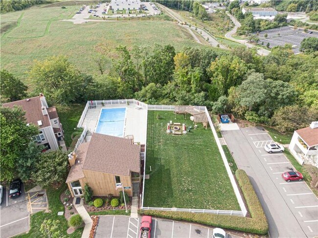 Building Photo - two bedroom two bath condo in Robinson Tow...