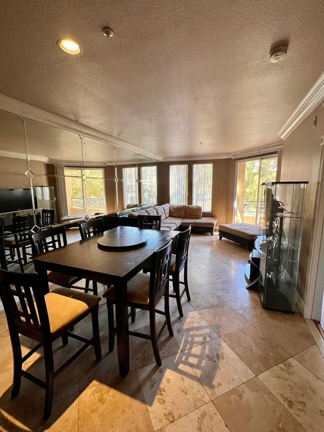 Building Photo - Fully furnished (Short Term Available) / Guard Gated / Walking Distance to LV Strip