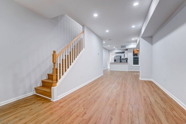 Building Photo - Beautifully Updated Townhome in Prime Loca...