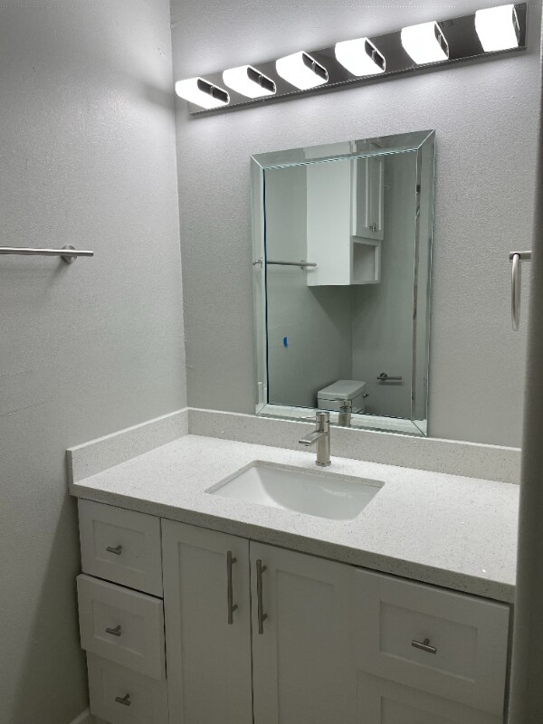 Building Photo - 2511 N Vineyard Ave