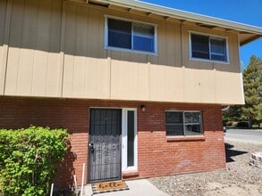 Building Photo - 2 Bedroom Townhouse With Great Freeway Access