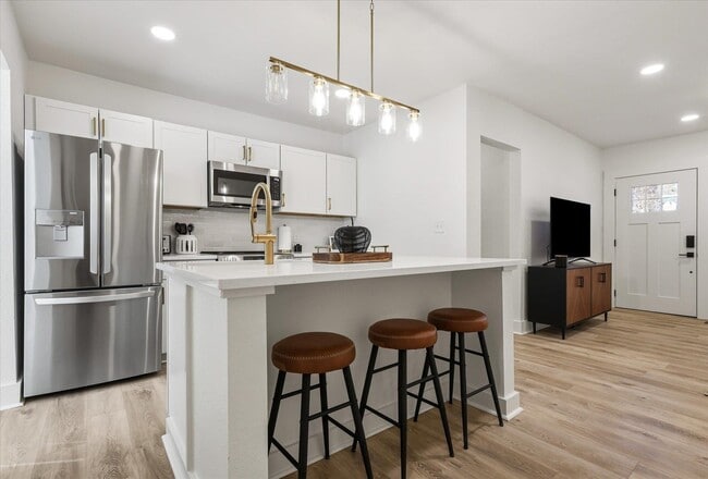 Building Photo - 643 W 8th Ave