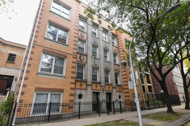 Primary Photo - 4060 N Kenmore Ave