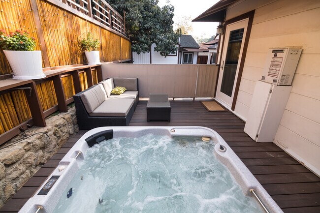 Building Photo - 920 N Beverly Glen Blvd