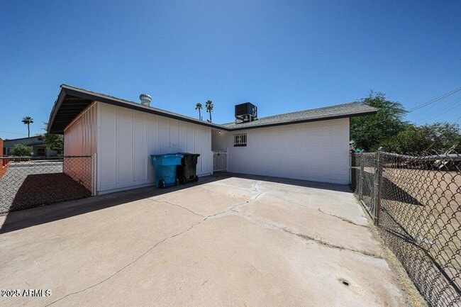 Building Photo - 5336 W Lewis Ave