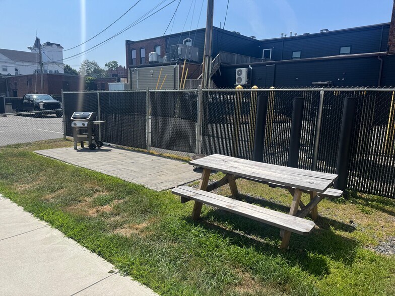 Building Photo - 17 Whitman Ave